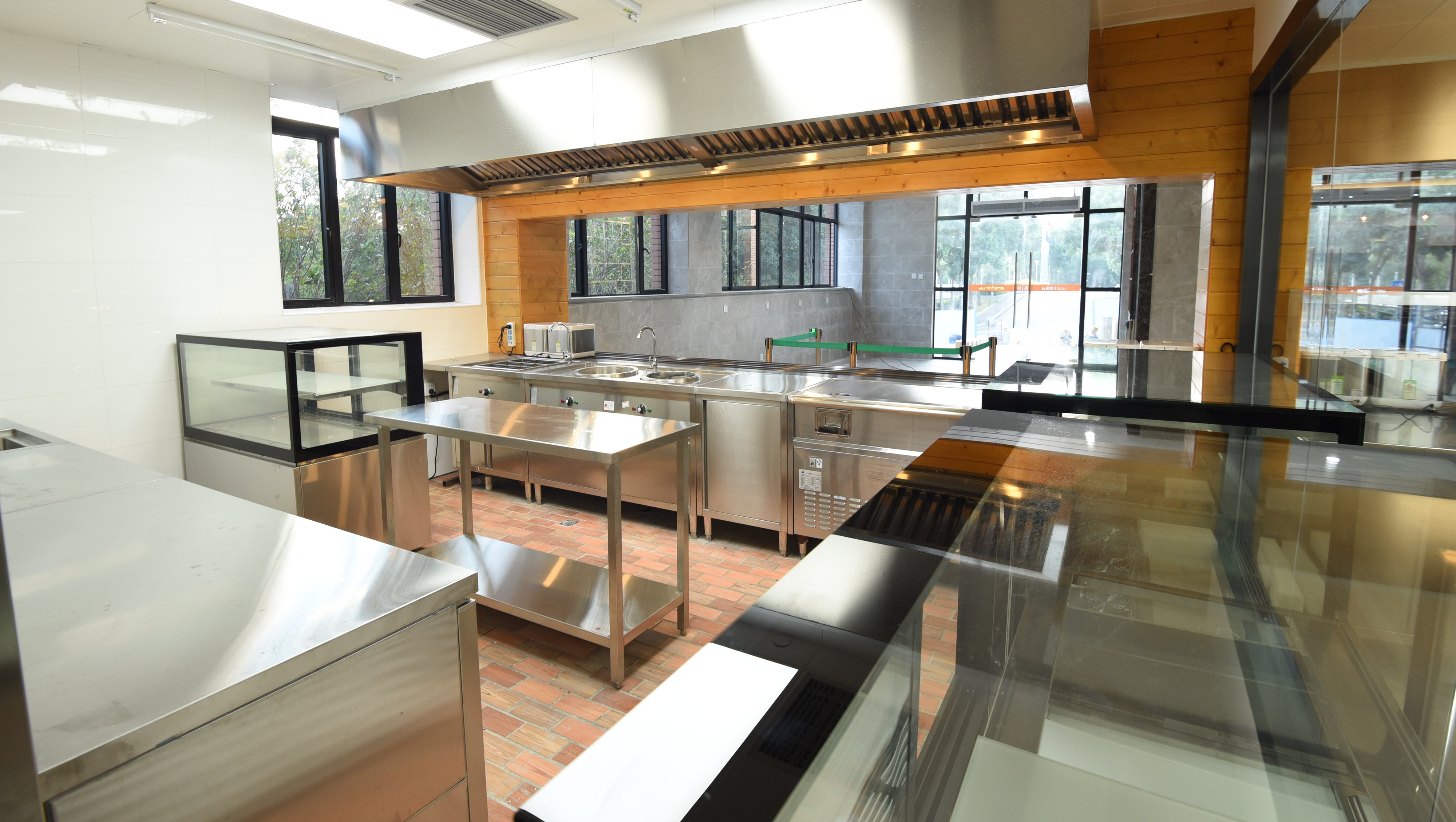 商用廚房降(jiàng)溫的(de)幾種方法